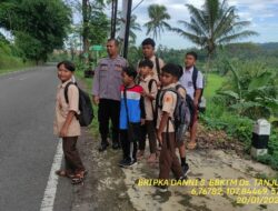 Bhabinkantibmas Poksek Tanjungmedar Polres Sumedang Bripka Dani Santika melaksanakan silaturahmi Kamtibmas 