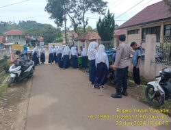Piket Polsek Tanjungmedar Polres Sumedang lalsanakan Patroli Jalan Kaki untuk jaga kamtibmas tetap kondusif