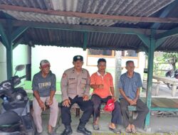 Personel Samapta Polsek Tomo Polres Sumedang Tingkatkan Keamanan dan Ketertiban Dengan Patroli Jalan Kaki