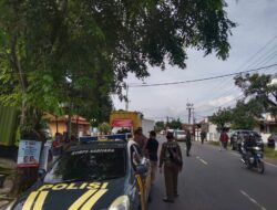 Panit Samapta Polsek Tomo Melaksanakan Pengawalan Pendistribusian Logistik Pemilu 2024 dari Gudang Logistik KPU Kabupaten Sumedang ke Gudang Logistik Pemilu 2024 PPK 