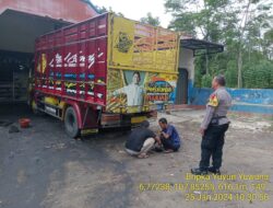 Piket Polsek Tanjungmedar Polres Sumedang Polda Jabar Tingkatkan Keamanan dengan Patroli Jalan Kaki