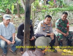 Polsek Sukasari melaksanakan kegiatan Jumat Curhat dalam rangka Program Quick Wins Presisi di bale rumah warga dsn Cikeuyuep rt 01/06 Desa sindangsari