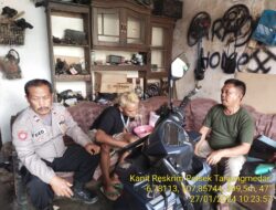 Aiptu Eded bersama Aipda Edi Hidayat melaksanakan sambang/silatrahmi kamtibmas ke warga masyarakat 