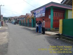 Aiptu Nana Sujana Bersama Bripka Yuyun Yuwana melaksanakan sambang/silatrahmi kamtibmas ke warga masyarakat 