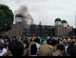 Demo Kepala Desa Memanas..!?  Massa Lempari Gedung DPR RI Dengan Botol Air Mineral Hingga Bakar Spanduk