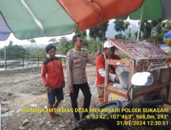 Bhabinkamtibmas Desa Mekarsari Melaksanakan Giat Sambang Dan Silaturahmi Kepada warga yang ada di desa Binaan