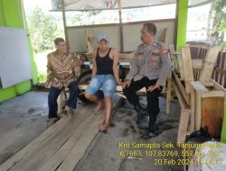 Anggota Polsek Tanjungmedar Polres Sumedang Polda Jabar Tingkatkan Keamanan dengan Patroli Jalan Kaki