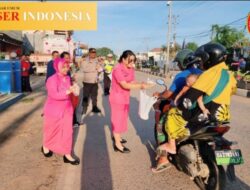 Polsek Satui Polres Tanbu bersama ibu Bhayangkari turun Kejalan Bagikan Makan Gratis.