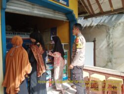 Bhabinkamtibmas Desa Sukarapih Melaksanakan Giat Sambang Dan Silaturahmi Kepada Warga masyarakat,Sekaligus melaksanakan pengamanan penyaluran bantuan sosial