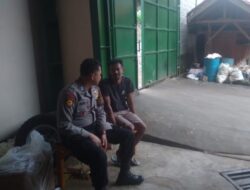 Patroli Jalan Kaki Polsek Sukasari, Guna Cegah Tindak Kriminal Dan Berikan Rasa Nyaman Kepada Masyarakat