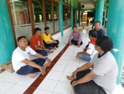 Plh. Kapolsek Tomo AKP Dana Sutisna, SH. Bersama Anggota Melaksanakan Kegiatan “Jumat Curhat” Dalam Rangka Program Quick Wins Presisi Polri.
