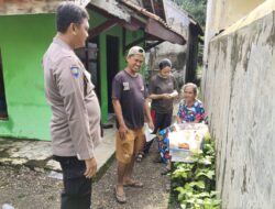 Bripka Novan P. Bhabinkamtibmas Polsek Tomo Polres Sumedang melaksanakan “Jumat Curhat” dengan Warga Desa Marongge Kecamatan Tomo Kabupaten Sumedang