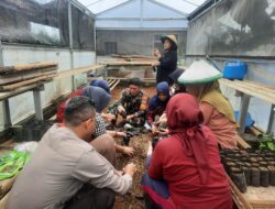 Bhabinkamtibmas Desa Mekarsari Melaksanakan Giat Sambang Dan Silaturahmi Kepada warga yang ada di desa Binaan.