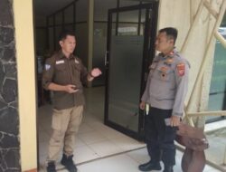 Patroli Jalan Kaki Polsek Sukasari, Guna Cegah Tindak Kriminal Dan Berikan Rasa Nyaman Kepada Masyarakat.