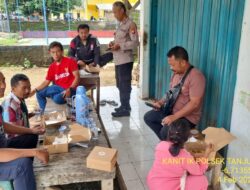 Aiptu Dasep Nasrudin dan Aipda Vera Kusnandar melaksanakan sambang/silatrahmi Kamtibmas dan dumas keliling dalam rangka Quick Wins PRESISI di wilayah Kec