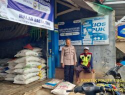 Aiptu Dasep Nasrudin dan Aipda Vera Kusnandar melaksanakan sambang/silatrahmi kamtibmas ke warga masyarakat 