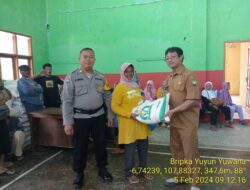 Bripka Yuyun Yuwana melaksanakan Kegiatan Monitoring Pendistribusian Bantuan beras dari Badan Pangan Nasional (BPN) untuk Desa Sukatani Kecamatan Tanjungmedar