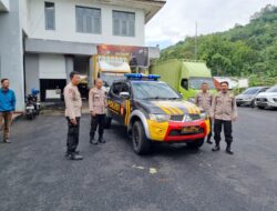 Kapolsek Tanjungmedar Iptu Hajid Abdulah, SH melaksanakan Pengawalan dan Pengamanan Distribusi Logistik Pemilu 2024 dari Gudang Logistik KPU Kab.Sumedang
