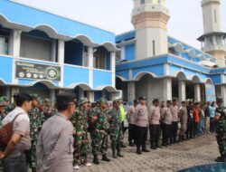 Peringati Isra Mi’raj Tentara dan Polisi Bersihkan Masjid Besar Tanjungsari.