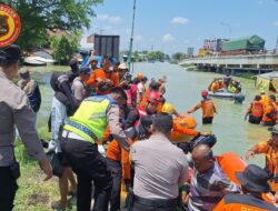 Personel Polres Kudus Membantu evakuasi Warga Terdampak Banjir
