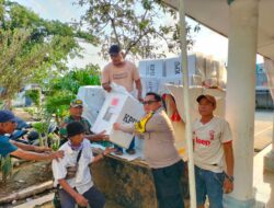 Babinsa Bersama Babinkamtimas Desa Kedung Pengawas Kec. Babelan Mendampingi Pendistribusian Logistik Pemilu Tahun 2024