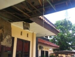 Kurangnya Perhatian Atap Plafon Di Depan Pintu Masuk Lobi Kecamatan Babelan Ambruk 