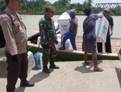 KPU Kab Bekasi Jangkau Wilayah Distribusikan Logistik pemilu Dengan Perahu Pasir