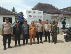pemdes Kedung Pengawas H.Nasarudin Di Dampingi Petugas PPS Babinsa Dan Bimaspol Melepas Pendistribusian Kotak Suara
