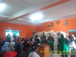 Bhabinkamtibmas Desa Genteng Melaksanakan Giat Sambang Dan Silaturahmi Kepada Warga masyarakat,sekaligus melaksanakan pengamanan penyaluran bantuan pangan 