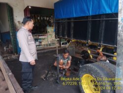Piket Polsek Tanjungmedar Polres Sumedang Polda Jabar Tingkatkan Keamanan dengan Patroli Jalan Kaki”