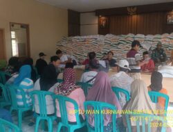 Aiptu Iwan Kurniawan melaksanakan Kegiatan Monitoring Pendistribusian Bantuan beras dari Badan Pangan Nasional (BPN) untuk Desa Wargaluyu Kecamatan Tanjungmedar
