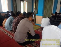 kapolsek Sukasari beserta kanit babinkamtibmas polsek sukasari dan babinkamtibmas desa sukasari melaksanakan kegiatan solat jumat di mesjid istikomah bersama warga