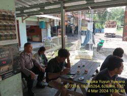 Polsek Tanjungmedar Polres Sumedang Tingkatkan Keamanan dengan Patroli Jalan Kaki di pemukiman warga