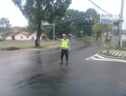 Personel Lalu-lintas Polsek Tomo Melaksanakan Pengaturan Lalin dipertigaan Cijelag.