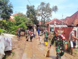 Pasca hujan deras yang terjadi beberapa hari terakhir di sebagian wilayah Kecamatan Tomo. Danramil 1009/Tomo Kapten Inf Wawan R.S pimpin Babinsanya