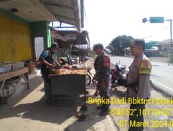 Sinergitas TNI-Polri Lakukan Patroli Jalan Kaki di Pasar Legok untuk Pencegahan Gangguan Kamtibmas