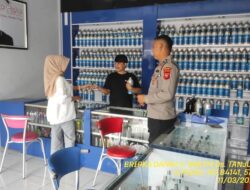 Bripka Dani Santika melaksanakan sambang/silatrahmi Kamtibmas dan dumas keliling dalam rangka BEYOND TRUST PRESISI di wilayah Kec. Tanjungmedar