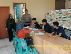 Aiptu Iwan Kurniawan melaksanakan Kegiatan Monitoring Pendistribusian Bantuan beras dari Badan Pangan Nasional (BPN) untuk Desa Wargaluyu