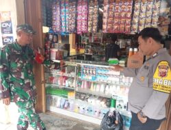 Anggota Koramil 1007/Conggeang Kodim 0610/Sumedang Serma Dia Rohdiana dan anggota Polsek Conggeang Bripka Nendi mengecek harga sembako di pasar pagi Tradisional
