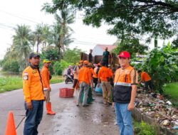 UPTD PP Wilayah 1 Bersama Pasukan Oranye Dan DLH Kab. Bekasi Bersihkan Sampah Di Sepanjang Jalan Raya Pertamina 