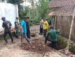 Gotong Royong perbaiki saulran air di Dusun Nangewer Desa Mulyasari, Sumedang Utara, Kabupaten Sumedang.