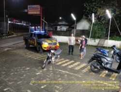 Antisipasi gangguan kamtibmas malam hari, Polsek Tanjungmedar Polres Sumedang melaksanakan Patroli Blue light