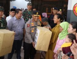 Kapolda Jateng dan Pangdam IV Diponegoro Kunjungi Tempat Pengungsian Korban Banjir Kudus