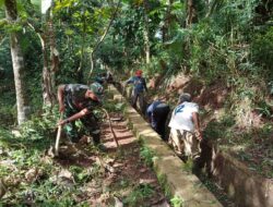 Babinsa Desa Cibubuan Koramil 1007/Conggeang Kodim 0610/Smd bersama aparat desa dan masyarakat setempat melakukan gotong royong