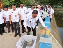 Bupati Blora Tebar Benih Ikan di Embung Rowo