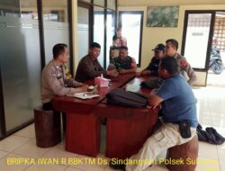 Polsek Sukasari melaksanakan kegiatan Jumat Curhat dalam rangka Program Quick Wins Presisi di Kantor Sekretariat Buper Dusun Cikeuyeup Desa Sindangsari