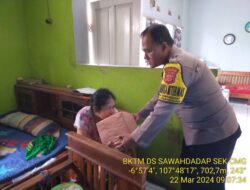 Bhabinkamtibmas Desa Sawahdadap Sambangi Dan Berikan Bantuan Sembako Kepada Warga Yang Sakit