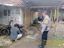 Piket Polsek Tanjungmedar Polres Sumedang Polda Jabar Tingkatkan Keamanan dengan Patroli Jalan Kaki