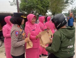 Polres Sumedang Bagikan Takjil Gratis Kepada Warga Conggeang