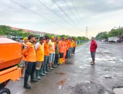 Pasukan Orange UPTD PP Wilayah 1 Bersama DLH Walau Hujan Tetap Semangat Bersihkan Sampah di Sepanjang Jalan Rawa Indah 